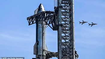 Starship generasi berikutnya milik Elon Musk (terlihat di atas pada landasan peluncuran pada hari sebelum peluncuran), roket setinggi 121meter yang dapat digunakan kembali mencapai tonggak penting dalam uji orbit ketiganya. Foto: SpaceX via Daily Mail