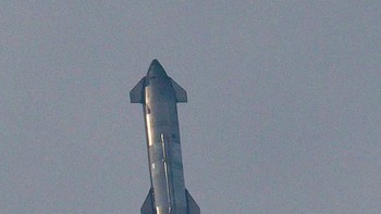 Starship dua tahap, lebih tinggi dari Patung Liberty, lepas landas dari fasilitas uji penerbangan SpaceX di Boca Chica, Texas, di Gulf Coast pada Kamis (14/3) pukul 09:25 ET. Foto: SpaceX via Daily Mail
