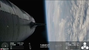 Tahap atas Starship mencapai ketinggian sekitar 145 mil di atas permukaan dan mencapai kecepatan tertinggi sekitar 15.000 mil per jam saat melonjak ke orbit, menangkap pemandangan ruang angkasa dan lengkungan Bumi yang menakjubkan. Foto: SpaceX via Daily Mail