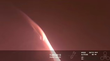 Namun SpaceX mengungkapkan sekitar pukul 10:35 ET, roket paling kuat di dunia itu hancur saat masuk kembali ke atmosfer dan hilang. Foto berikut adalah beberapa saat sebelum hilang. Foto: SpaceX via Daily Mail