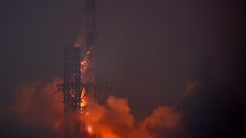 Diiringi sorak-sorai meriah dari ruang pengontrol misi SpaceX, pesawat tersebut terbang dalam amukan api dan asap berwarna oranye yang berkilauan. Gambar ini ditangkap melalui berbagai kamera streaming langsung di dalam dan di luar Starship. Foto: SpaceX via Daily Mail