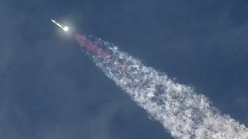 Lebih dari dua juta orang menonton siaran langsung tersebut untuk menyaksikan dari sudut pandang pesawat saat melintasi lapisan atas atmosfer Bumi menuju fase orbit bersejarah dari misinya. Foto: SpaceX via Daily Mail