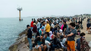 Pesisir Teluk Meksiko dipenuhi orang-orang yang menyaksikan misi bersejarah SpaceX. Foto: Reuters via Daily Mail