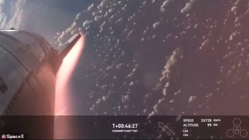 Pada siaran langsung SpaceX, penonton menyaksikan plasma udara panas berwarna merah muda-fuchsia terbentuk di sekitar Starship saat memancarkan panas meningkat saat pesawat turun. Foto: SpaceX via Daily Mail
