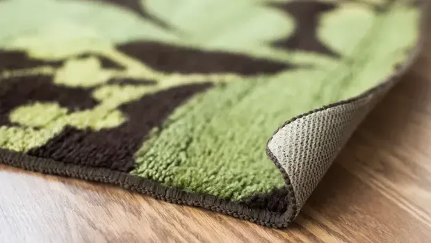 Ujung Karpet Tertekuk