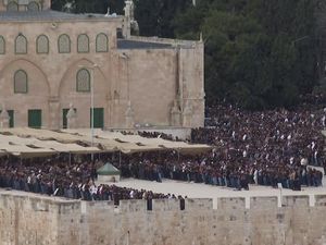 Umat Islam Salat Jumat Perdana Ramadan di Al-Aqsa, Begini Momennya