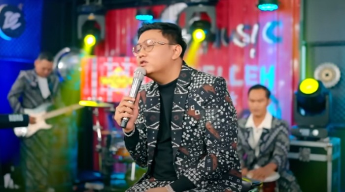 Video musik Denny Caknan masuk deretan trending YouTube Musik. Judul lagu yang ia bawakan secara live adalah Alamate Anak Soleh.