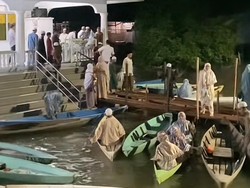 Viral Jamaah Naik Perahu Demi Salat Tarawih di Masjid Akibat Banjir di Jambi