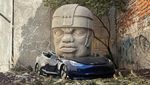 Waduh, Mobil Mewah Tesla Hancur Ditiban Patung Kepala Olmec 9 Ton