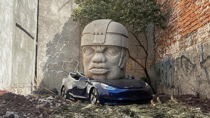 Waduh, Mobil Mewah Tesla Hancur Ditiban Patung Kepala Olmec 9 Ton A replica of a colossal Olmec head crushing a Tesla car, an intervention by Mexican artist Chavis Marmol, is pictured at a vacant lot in Mexico City, Mexico March 14, 2024. REUTERS/Raquel Cunha NO RESALES. NO ARCHIVES