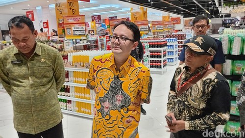 Wakil Menteri Perdagangan Jerry Sambuaga berkunjung ke Transmart Bali, Jumat (15/2/2024). (Aryo Mahendro/detikBali).