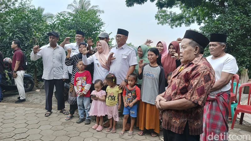 Wali Kota Cilegon Helldy Agustian memberi bantuan warga yang kesulitan air bersih di Cisuru, Kelurahan Suralaya. (Dok Pemkot Cilegon)
