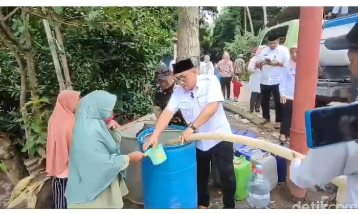 Wali Kota Cilegon Helldy Agustian memberi bantuan warga yang kesulitan air bersih di Cisuru, Kelurahan Suralaya. (Dok Pemkot Cilegon)