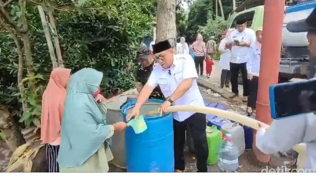 Wali Kota Cilegon Helldy Agustian memberi bantuan warga yang kesulitan air bersih di Cisuru, Kelurahan Suralaya. (Dok Pemkot Cilegon)