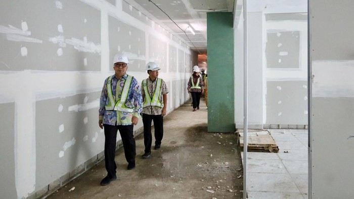 Wali Kota Makassar Moh Ramdhan Danny Pomanto meninjau progres pembangunan Makassar Government Center.