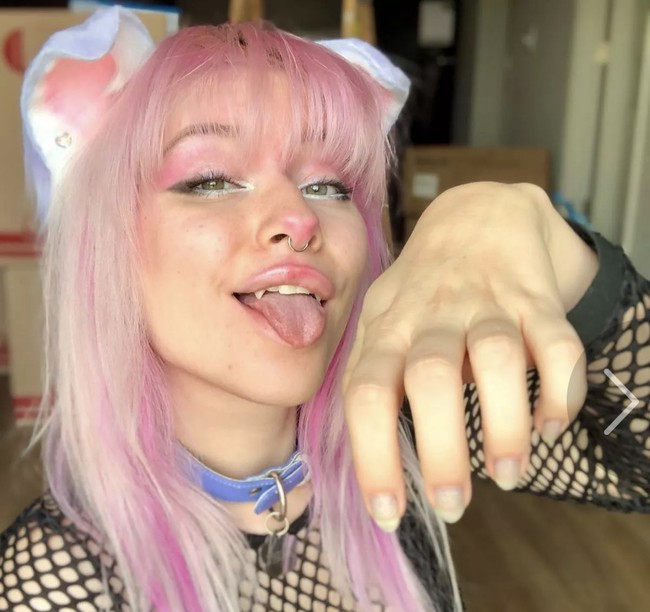 “Aku memiliki selimut dan bantal warna pastel di dalam sana, ada sesuatu hal yang tidak bisa dijelaskan ketika berada di ruangan yang terbatas. Aku merasa aman dari dunia atau membuatku merasa dunia aman dariku tapi itu terasa nyaman,” ungkap Meow.  Foto: Dok. Instagram @meowdalyn