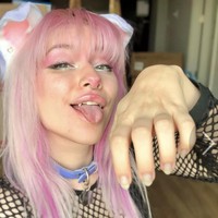 “Aku memiliki selimut dan bantal warna pastel di dalam sana, ada sesuatu hal yang tidak bisa dijelaskan ketika berada di ruangan yang terbatas. Aku merasa aman dari dunia atau membuatku merasa dunia aman dariku tapi itu terasa nyaman,” ungkap Meow.  Foto: Dok. Instagram @meowdalyn