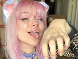 Wanita Ini Jalani Hidup Sebagai Anjing, Menggonggong Hingga Tidur di Kandang