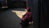 Meski di tengah perang atau serba kesulitan di pengungsian, warga Gaza tidak pernah luput membaca Al-Quran. Majdi Fathi/NurPhoto via Getty Images. 
