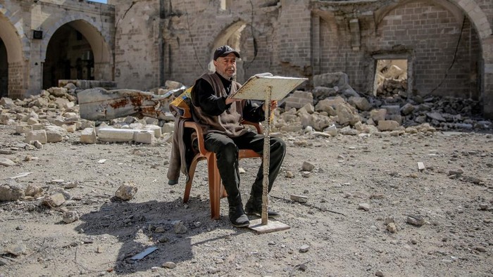 GAZA CITY, GAZA - MARCH 12: A Palestinian recites holy Qoran in a school, in which he took shelter, during Ramadan in Gaza Strip on March 12, 2024. (Photo by Omar Qattaa/Anadolu via Getty Images)
