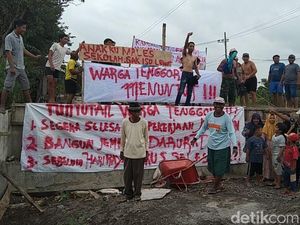 Warga Gresik Demo Proyek Jembatan yang Mangkrak 6 Bulan Lamanya