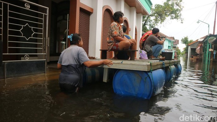 Warga menggunakan perahu untuk aktivitas sehari-hari karena Desa Jati Wetan Kecamatan Jati, kebanjiran, Jumat (15/3/2024).