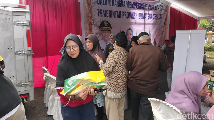 Warga Palembang menyerbu pasar murah yang digelar Disdag di gedung Darma Wanita Rajawali