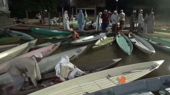 Warga Seberang Kota Jambi salat Tarawih gunakan perahu
