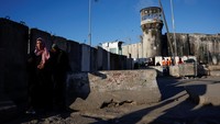 Warga Tepi Barat yang ingin menunaikan ibadah di Masjid Al-Aqsa harus melewati pos pemeriksaan Israel.  