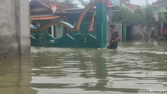 Warga terjang banjir untuk salat Jumat di Desa Prampelan, Kecamatan Sayung, Demak, Jumat (15/3/2024).