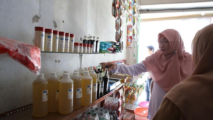 Warung di Banyuwangi yang menjual sembako dengan kemasan daur ulang