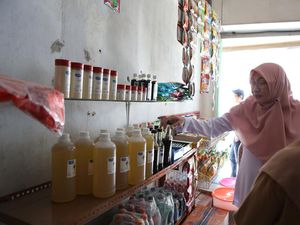Keren, Warung di Banyuwangi Ini Jual Sembako dalam Kemasan Daur Ulang