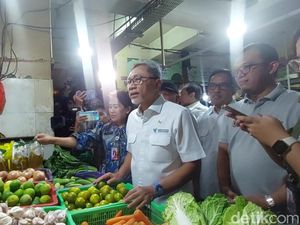 Zulhas Borong Ayam hingga Beras Pedagang Pasar Kramat Jati