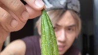 Selama beberapa tahun terakhir, selain manggung bersama Smash, Rafael juga  terlihat sibuk jualan seblak. Artis ini juga senang membuat konten ketika kulineran seru. Foto: Instagran @rafaell_16