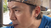 Kalau ini momen ketika penjual seblak itu menikmati jajan kaki lima Es Goyobod khas Sunda. Semangkuknya terdiri dari es serut dengan sirup dan susu kental manis, dilengkapi roti tawar, alpukat, mutiara, dan parutan kelapa. Foto: Instagran @rafaell_16
