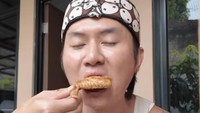 Rafael Tan juga pernah membagikan momen menikmati ceker hingga chicken wings yang diolah rica-rica dari toko Takashimuraa68. Ia menganggap hidangan ini enak! Foto: Instagran @rafaell_16