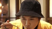 Tidak hanya menikmati makanan di rumah, artis 37 tahun itu juga sempat kulineran ke restoran di mall. Seperti ini ketika ia menikmati spaghetti di restoran Osteria Gia.Foto: Instagran @rafaell_16