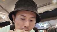 Artis yang baru beli rumah itu juga sempat pergi ke Thailand dan menikmati berbagai macam kuliner. Di pusat kuliner Jodd Fair Rafael mencoba sop iga babi kuah pedas yang terkenal. Foto: Instagran @rafaell_16
