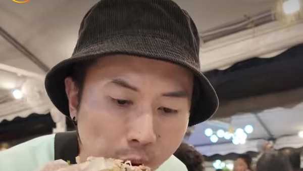 10 Potret Seru Rafael Tan Makan Bakso hingga Sop Babi di Thailand