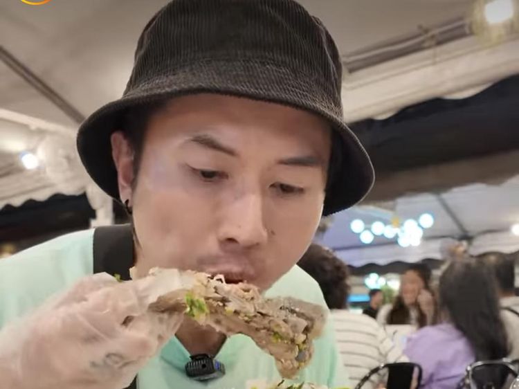 10 Potret Seru Rafael Tan Makan Bakso hingga Sop Babi di Thailand