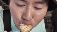Masih di Jodd Fair, kali ini pelantun ‘I Heart You’ itu cicip kuliner Fuu Faa yang mirip seperti takoyaki tapi adonannya hanya setengah. Diisi dengan potongan gurita dan crab stick yang ukurannya besar. Foto: Instagran @rafaell_16