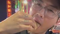 Di Thailand Rafael juga ke China Town Bangkok. Ia membeli pancake populer di Thailand yang rasanya manis dan asin. Menurutnya, pancake ini rasanya enak. Foto: Instagran @rafaell_16