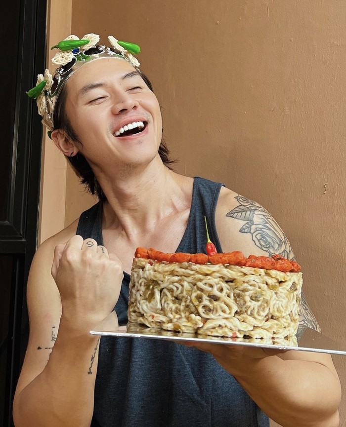 10 Potret Seru Rafael Tan Makan Bakso hingga Sop Babi di Thailand