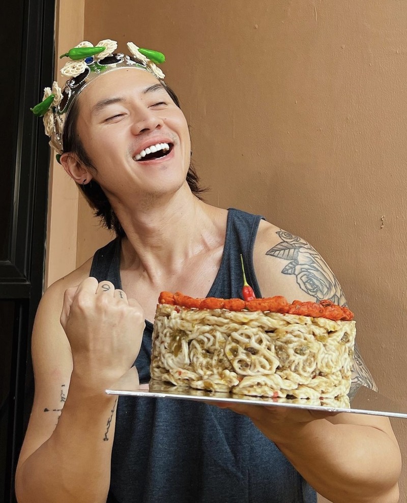 10 Potret Seru Rafael Tan Makan Bakso hingga Sop Babi di Thailand
