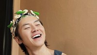 Kabar gembira datang dari personil boygroup Smash, Rafael Tan. Rafael yang sempat viral karena jualan seblaknya itu pun kini berhasil membeli rumah 3 lantai. Foto: Instagran @rafaell_16