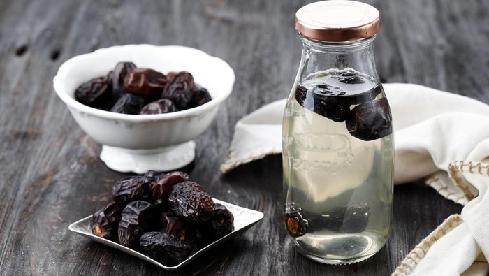 Kurma Nabeez, Date Fruit Overnight Infused Water in a Bottle, Popular Healthy Drink during Ramadhan. Prophet Favorite Drink.