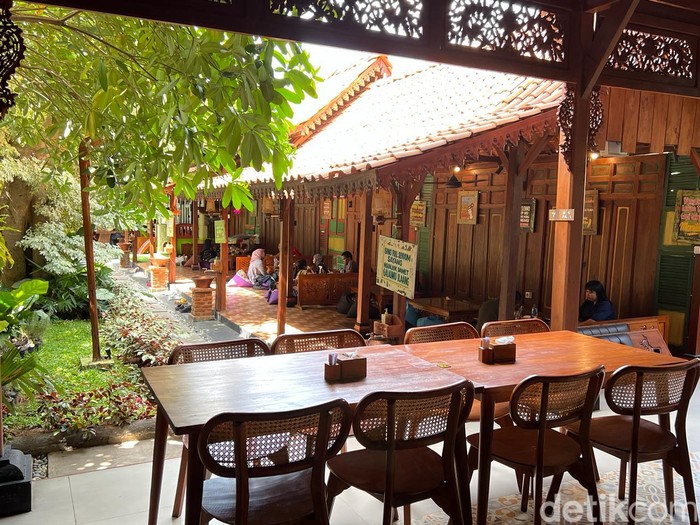 Ada Garang Asem hingga Nasi Bakar Cakalang di Resto ala Jawa Ini!