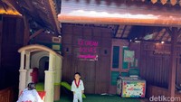Fasilitasnya pun komplet, mulai dari toilet, musholla, sampai ada playground nya juga loh. Jadi aman kalau ingin bawa anak kecil makan di Pawon Sambal Kenthir. Foto: Detikcom / Atiqa Rana