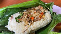 Untuk pilihan yang bisa lebih bikin kenyang ada Nasi Bakar Cakalang (Rp 40.000). Nasinya gurih ditambah suwiran ikan cakalang rica yang pedas. Foto: Detikcom / Atiqa Rana