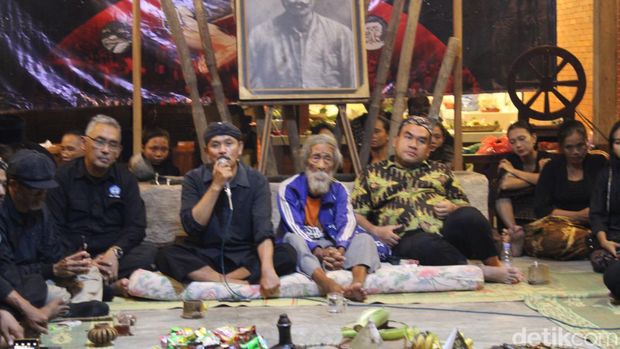 Soesila Toer (tengah) bersama sesepuh sedulur sikep Plosokediren Gunretno dan Bupati Blora Arief Rohman, Jumat (15/3/2024).
